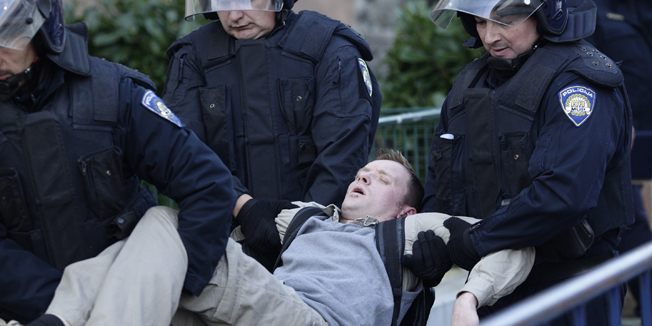 Zagreb, 201114.Dugi dol 21.Delozacija predsjednice Hrvatskog Saveza Udruge stanara - gradjana EU, Gordane Vojkovic, iz nasljedjenog stana. Na fotografiji: delozaciju su pokusali blokirati i pripadnici Udruge Zivi zid.Foto: Dragan Matic / CROPIX