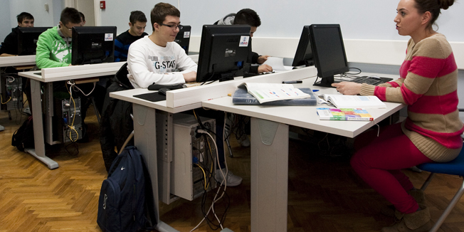 Vukovar, 280113.475 ucenika Tehnicke skole Nikola Tesla iz vukovarskog naselja Borovo koji zbog losih uvjeta u privremenoj skoli u Radnickom domu na zahtjev Vijeca roditelja nisu dva tjedna pohadjali nastavu od danas se nalaze u novim i moderno opremljenim ucionicama Veleucilista Lavoslav Ruzicka u Vukovaru.Obnova skole Nikola Tesla traje vec tri godine za koje vrijeme su ucenici pohadjali nastavu u neuvjetnim prostorijama u starom Radnickom domu u vukovarskom naselju Borovo.Na fotografiji:Ucenici Tehnicke skole Nikola Tesla u informatickoj ucionici Veleucilista Lavoslav Ruzicka.Foto: Vlado Kos / Cropix