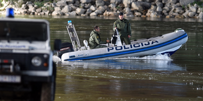 Zagreb, 280814.Rijeka Sava.Policajci i djelatnici HGSS-a i dalje pretrazuju dno rijeke Save kako bi pronasli automobil koji je upao u rijeku.Foto: Goran Mehkek / CROPIX