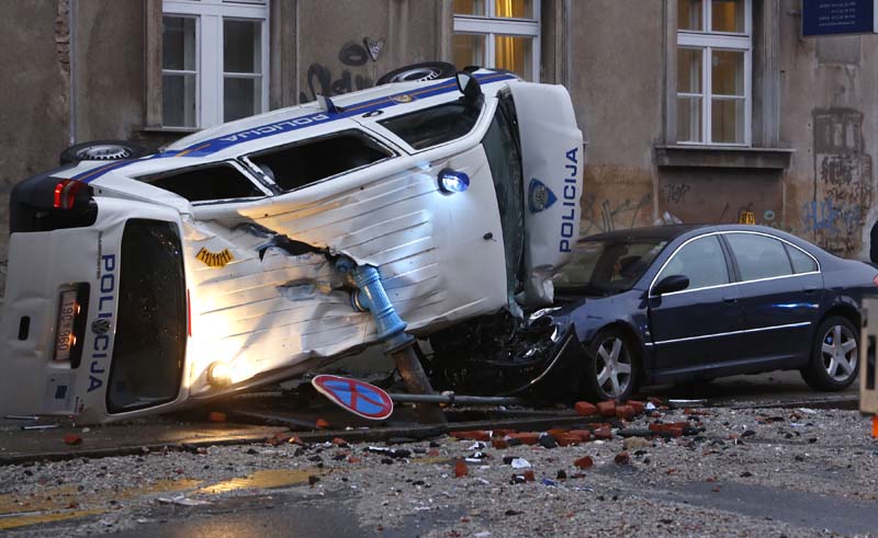 Zagreb, 221114.Policijski kombi koji je vozio pod rotacijskim svjetlom prevrnuo se i udario u hidrant te pao na osobno vozilo na krizanju Vlaske i Derencinove ulice. Jedna je osoba lakse ozlijedjena, policijski ocevid je u tijeku.Foto: Damjan Tadic / CROPIX