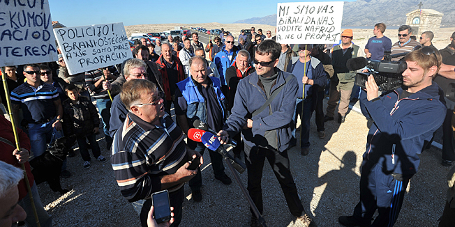 Pag, 231114.Oko 200 stanovnika, vlasnika velikih paskih pasnjaka i clanova ovcarskih udruga otoka Paga, okupilo se tocno u podne u nedjelju na prosvjedu na Paskom mostu protiv nekontroliranog branja smilja na ovom otoku. Prosvjed je uslijedio nakon napada nekolicine beraca smilja na jednog mjestanina Kolana, koji ih je pokusao sprijeciti u berbi na svojoj parceli.  Foto: Luka Gerlanc / CROPIX