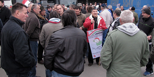 Sisak, 241114.Danas u 10.30 sati Stozer za obranu rafinerije nafte Sisak i sindikati INE organiziraju prosvjed pred zgradom Vlade na Markovu trgu.Koordinator Stozera za obranu Rafinerije Sisak Predrag Sekulic izjavio je da od premijera Milanovica ocekuju da im se pridruzi i javno ocituje o pitanju INE. Na fotografiji: Radnici Rafinerije Sisak sa pet autobusa krenuli su prema Zagrebu.Foto: Mate Piskor / CROPIX                                                             
