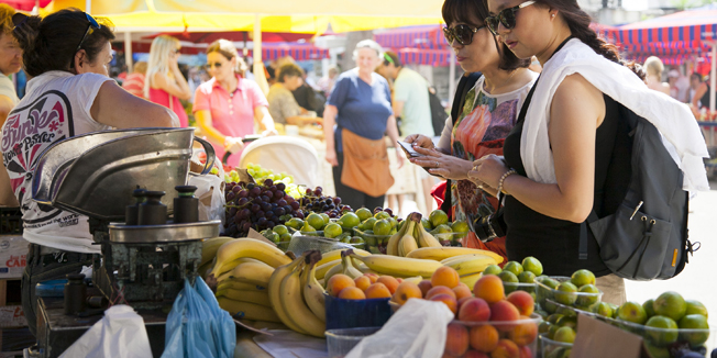 Split, 220814.Luda ponuda na splitskoj trznici. Ludo slatko grozdje za 9,99kn a ludo slatke lubenice za 3,99kn, a kumpiri cak i besplatno. Sljive od 4 do 6kn, nektarine 8 do 10kn, smokve od 10 do 20kn, jabuke 5kn, sumsko voce 15 do 20kn, mrkva 10, fazolet 12 do 15kn, selen i persin 2kn svezanj, tikvica 10kn, kukumari od 6 do 8kn, rajcice i paprike 7 do 10kn, kupus 8kn, kelj 10kn, brokula od 15 do 20kn, kapula 6 do 8kn, blitva 10 do 12kn, glavica luka 2,5 kn, klip kukuruza 2kn, patlidzan 8kn, salata 16kn, cikla 8kn, rotkvice 5kn svezanj, ljetni poriluk 16kn a vijenac ljute paprike 15 do 20kn. Foto: Marijo Basic / CROPIX