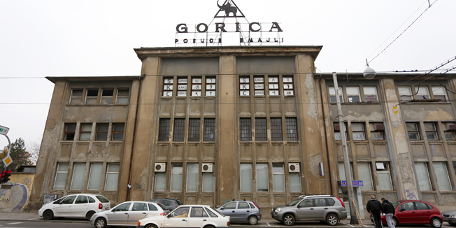 Zagreb, 241114.Tvornica Gorica, Subiceva.Metalni znak na tvornici Gorica prijeti prolaznicima te ce uskoro biti uklonjen.Na fotografiji: tvornica.Foto: Marko Todorov / CROPIX