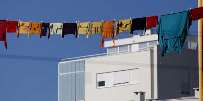 Zadar, 171011. Tiramol je dalmatinski naziv za konop na kojem se susi rublje, u starom dijelovima grada tiramoli vise izmedju prozora, balkona i stepenista iznad glava prolaznika, a opjevani su i u dalmatinskim pjesmama.Foto: Jure Miskovic / CROPIX