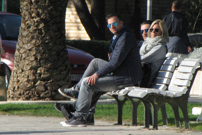 Makarska, 251114.Izbornik Hrvatske nogometne reprezentacije iskoristio je suncano prijepodne i prosetao makarskom rivom u drustvu supruge Kristine i prijatelja a iskoristili su i priliku za fotofrafiranje za uspomenu.Foto: Ivo Ravlic / CROPIX