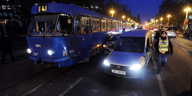 Zagreb, 251114.Savska cesta.Sudar tramvaja br. 4 i tri osobna automobila oko 16.30 sati prouzrocio zastojo prometa u Savskoj u smjeru grada.Na fotografiji: sudar tramvaja i tri automobila.Foto: Damir Krajac / CROPIX