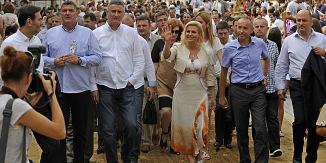 Sinj, 030814.Uoci 299. Sinjske alke u Sinj su dosli mnogobrojni nasi politicari i javne osobe.Na fotografiji: Tomislav Karamarko i Kolinda Grabar Kitarovic stizu na alkarsko trkaliste.Foto: Nikola Vilic  / CROPIX