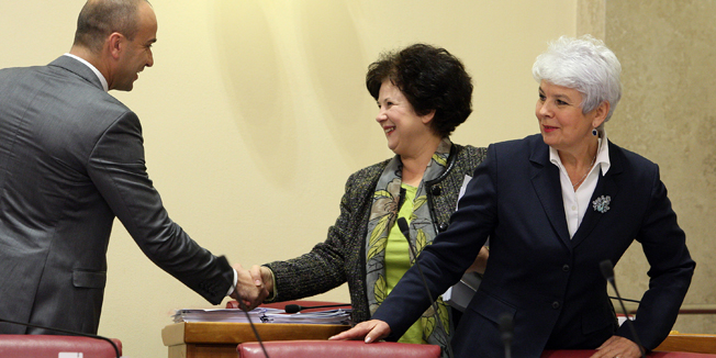 Zagreb, 261114.Sabor.Nastavak 15. sjednice Hrvatskog sabora. Sabor je sjednicu nastavio raspravom o tekstu Deklaracije kojom se osudjuje pustanje iz haaskog pritvora optuzenika za ratne zlocine Vojislava Seselja te trazi povlacenje takve odluke.Na fotografiji: Josip Salapic, Nevenka Becic, Jadranka Kosor.Foto: Davor Pongracic / CROPIX