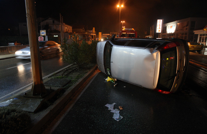 Zadar, 261114.U Zagrebackoj ulici dogodila se prometna nesreca u kojoj se Fiat Punto okrenuo na bok, ocevid je u tijeku.Foto: Jure Miskovic / CROPIX