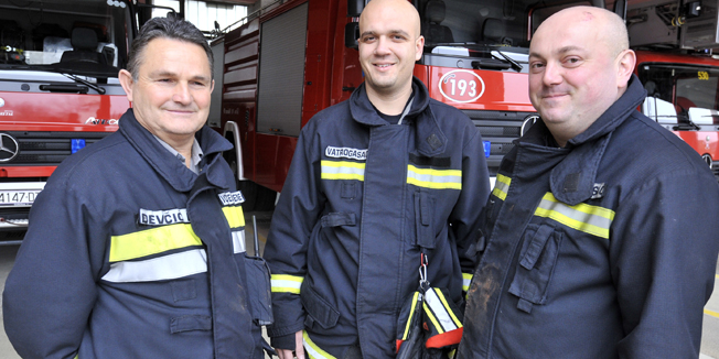 Zagreb, 261114.Vatrogasci vatrogasne postaje Dubrava Ivan Devcic, Luka Sizdrak i Renato Havel na koje je pri intervencoji pala greda i kroviste vikendice.Foto: Bruno Konjevic / CROPIX
