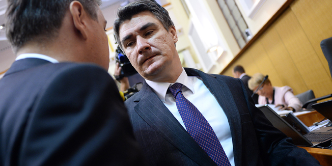 Zagreb, 121114. Markov trg.Sabor.Redovita sjednica Sabora pocela je aktualnim satom na kojoj su zastupnici postavljali pitanja Vladi i ministrima.Na fotografiji: Boris Lalovac iZoran Milanovic.Foto: Goran Mehkek / CROPIX