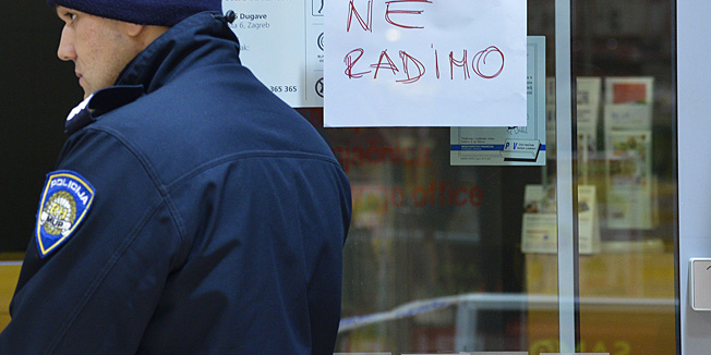 Zagreb, 260213.    U Novom Zagrebu na adresi Sarajevska 6, u Super Konzumu, nepoznati pocinitelji su opljackali poslovnicu Privredne banke Zagreb uz prijetnju vatrenim oruzjem.Na fotografiji: Policija vrsi ocevid.Foto: Admir Buljubasic / CROPIX