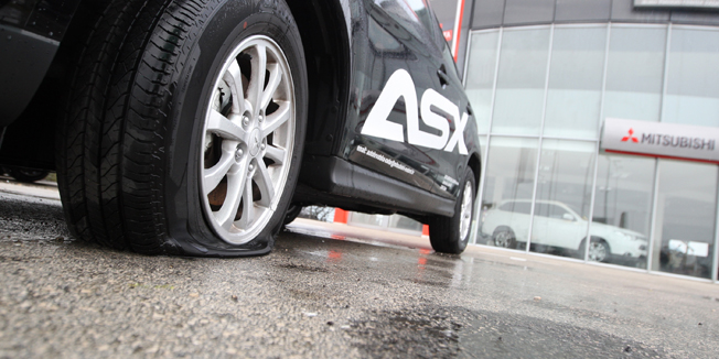 Zadar, 271114.Na parkiralistu na Jadranskoj cesti u Zadru, preko puta Piaggio Centra, nepoznati je pocinitelj izbusio gume na osam teretnih i osobnih automobila. Iz policije su nam potvrdili da su tri vozila u vlasnistvu zastitarske tvrtke Sokol Maric.Foto: Jure Miskovic / CROPIX