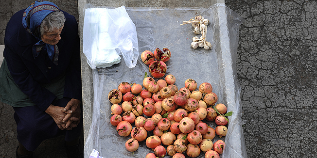 Sibenik, 211013.Starica na sibenskom pazaru prodaje sipak, cesnjak i suhe smokve.Foto: Niksa Stipanicev / CROPIX