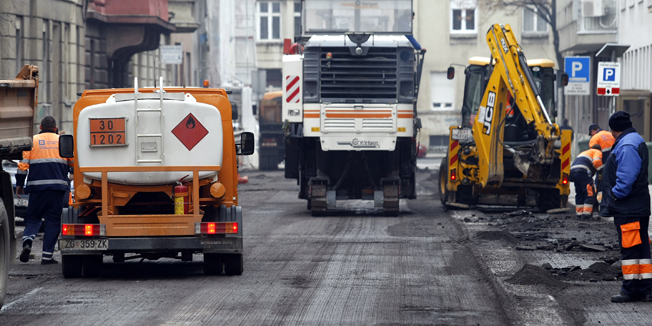 Zagreb, 271114.Radnici u Krajiskoj ulici strojevima uklanjaju stari sloj asfalta i pripremaju podlogu za novo asfaltiranje.Na fotografiji: asfaltiranje Krajiske ulice.Foto: Tomislav Kristo / CROPIX