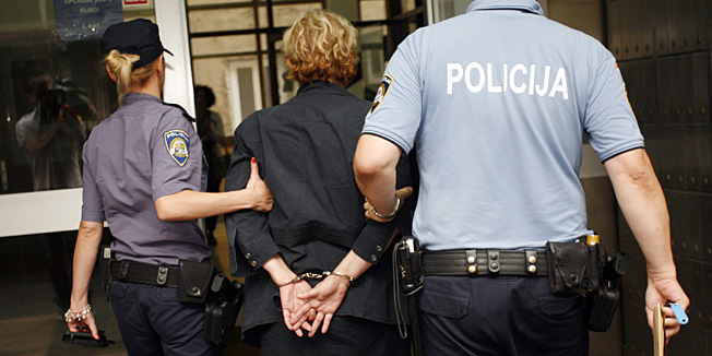 Rijeka, 300714.Bracni par Mirko i Vinka Cetinski, te dva djelatnika porezne uprave privedeni su jutros na ispitivanje u USKOK zbog sumnje u laziranje poreznih prijava.Na fotografiji: porezna sluzbenica za koju se sumnjici da je upletena u slucajFoto: Tea Cimas / CROPIX