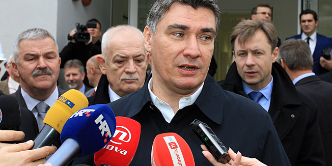 Dubrovnik, 281114.Premijer Zoran Milanovic jutros je u Platu - Zupa dubrovacka obisao novoizgradjenu trafostanicu Plat (TS Plat) u povodu njenog pustanja u redovni pogon. Investicija je vrijedna 350 milijuna kuna, investitor je HOPS, a radove je izvodio domaci konzorcij predvodjen Koncarom i Dalekovodom. Na fotografiji: premijer Zoran Milanovic.Foto: Niksa Duper / CROPIX