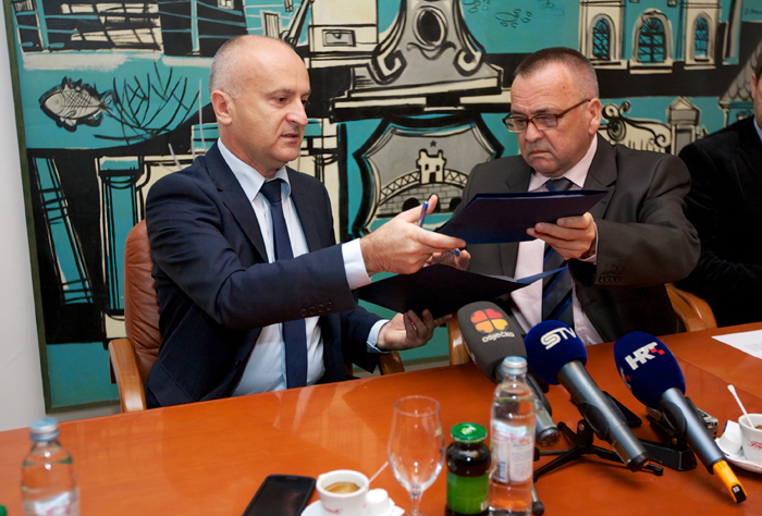 Osijek, 281114.Gradonacelnik Osijeka Ivan Vrkic i ministar branitelja Predrag Matic potpisali su Ugovor o zajednickom ulaganju u izgradnju visestambene zgrade u Umaskoj ulici u Osijeku.Zgrada ce biti zavrsena do kraja godine kada ce biti useljeno 60 stanara od kojih ce u 17 stanova useliti branitelji a ostali stanovi ce biti podijeljeni po gradskoj listi prioriteta.Na fotografiji: ministar branitelja Predrag Matic i gradonacelnik Osijeka Ivica Vrkic potpisuju Ugovor o sufinanciranju stambene zgrade.Foto: Vlado Kos / CROPIX 