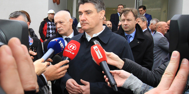 Dubrovnik, 281114.Premijer Zoran Milanovic jutros je u Platu - Zupa dubrovacka obisao novoizgradjenu trafostanicu Plat (TS Plat) u povodu njenog pustanja u redovni pogon. Investicija je vrijedna 350 milijuna kuna, investitor je HOPS, a radove je izvodio domaci konzorcij predvodjen Koncarom i Dalekovodom. Na fotografiji: premijer Zoran Milanovic.Foto: Niksa Duper / CROPIX