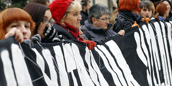Zagreb, 281114.Zenska mreza Hrvatske je u 11.55 na Markovu trgu u Zagrebu odrzala prosvjed pod nazivom 'Necemo natrag na ilegalan pobacaj'.Zeljeli su upozorili na krsenje reproduktivnih prava zena u licenciranim javnim bolnicama i klinickim centrima u nekim gradovima.Foto: Damjan Tadic / CROPIX