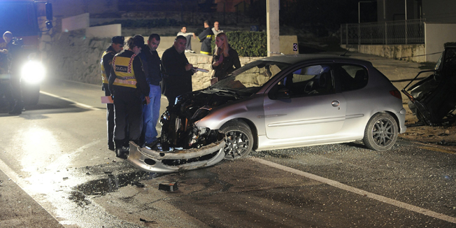 Omis,281114.Na Jadranskoj magistrali u Ducama kod Omisa dogodila se teska prometna nesreca u kojoj je jedna osoba poginula a tri su tesko ozlijedjene. Zbog policijskog ocevida magistrala je zatvorena za promet.Foto: Nikola Vilic / CROPIX
