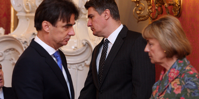 Zagreb, 061114.Vlada.Redovita sjednica Vlade RH. Vlada je uz ostalo raspravljala o prijedlogu zakona o regionalnom razvoju RH kojim se, radi ucinkovitije provedbe politike regionalnog razvoja, posebno njezine urbane dimenzije, predvidja ustrojavanje triju kategorija urbanih podrucja - urbanih aglomeracija, vecih urbanih podrucja i manjih urbanih podrucja.Na fotografiji: Branko Grcic, Zoran Milanovic, Vesna Pusic.Foto: Davor Pongracic / CROPIX