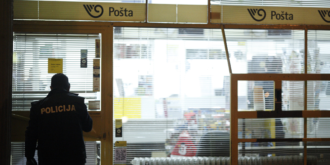 Zagreb, 281114.Nepoznati maskirani pocinitelj uz prijetnju vatrenim oruzjem opljackao poslovnicu Hrvatske poste u Ulici Grada Vukovara na broju 35. U trenutku pljacke u posti su bile tri djelatnice.Na fotografiji: policijski ocevid u tijeku.Foto: Dragan Matic / CROPIX