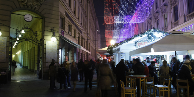 Zagreb, 281114.Trg Petra Preradovica.Povodom nadolazecih blagdana u gradu su postavljeni ukrasi i blagdanska rasvjeta.Foto: Ranko Suvar / CROPIX