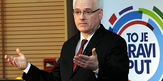 Karlovac, 291114.U Ilirskoj dvorani Gradske knjiznice Ivan Goran Kovacic u Karlovcu gost tribine na temu Ustavne promjene  gospodarska diplomacija bio je predsjednik Ivo Josipovic.Na fotografiji: Ivo Josipovic.Foto: Robert Fajt / CROPIX