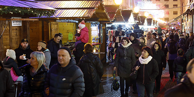 Zagreb, 301114.Bogoviceva ulica.Adventska atmosfera puna boja i svjetla ozivjela je centar grada.Na fotografiji: ljudi u setnji.Foto: Marko Todorov / CROPIX