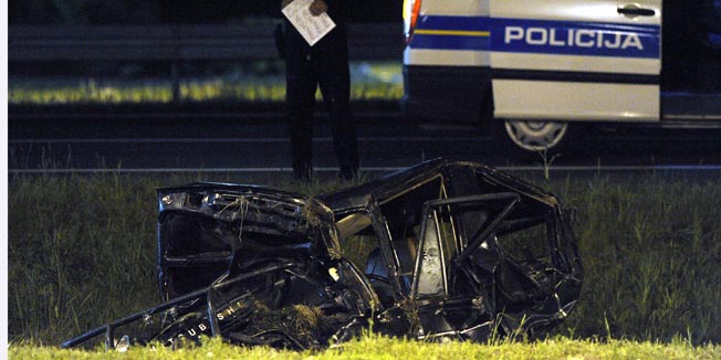 Zagreb, 290410.U prometnoj nesreci koja se dogodila na autocesti kod Popovca, u sudaru dva automobila marke Audi i Mitsubishi, smrtno je stradala jedna osoba a jedna tesko ozlijedjena. Na slici: u tijeku je policijski ocevid.Foto: Damir Krajac / CROPIX