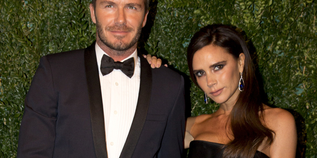 Former England football captain David Beckham and his wife Victoria (R) pose on the red carpet as they attend the 60th London Evening Standard Theatre Awards 2014 in London on November 30, 2014. AFP PHOTO / JUSTIN TALLIS
