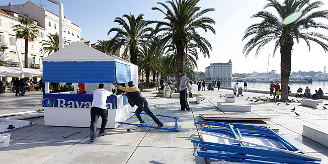Split, 251114.Na splitskoj rivi danas je pocelo postavljanje bozicnih kucica koje sa radom krecu od 1. prosinca.Foto: Duje Klaric / CROPIX