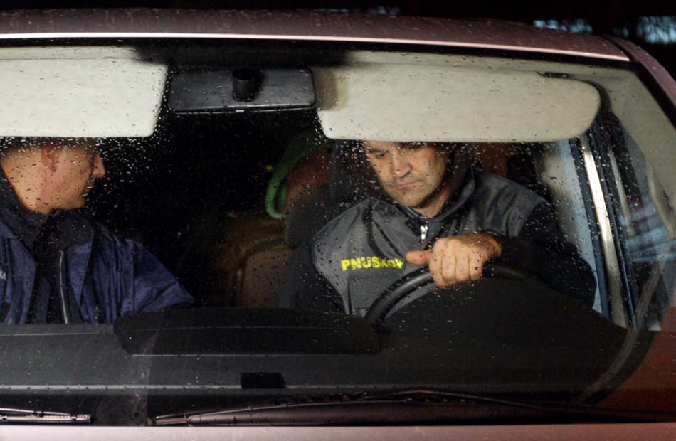 Zadar, 021214.Jutros je u Zadru u akciji PNUSKOK-a uhicen kontroverzni poduzetnik Reno Sinovcic, bivsi nogometni sudac i vlasnik televizije VOX.Nakon sto je zavrsena pretraga Reno Sinovcic izlazi u pratnji policije iz prostorija svoje televizijske kuce VOX.Foto: Jure Miskovic / CROPIX