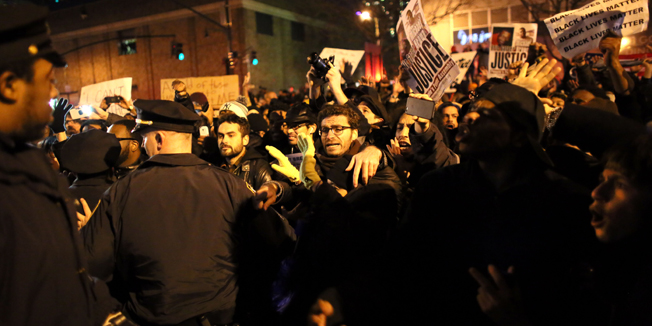 NEW YORK - DECEMBER 3: Police clash with protesters on the West Side Highway December 3, 2014 in New York. Protests began after a Grand Jury decided to not indict officer Daniel Pantaleo. Eric Garner died after being put in a chokehold by Pantaleo on July 17, 2014. Pantaleo had suspected Garner of selling untaxed cigarettes.   Yana Paskova/Getty Images/AFP== FOR NEWSPAPERS, INTERNET, TELCOS & TELEVISION USE ONLY ==