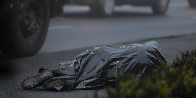 Zagreb, 200114.Branimirova ulica kod benzinske crpke Crodux.Policija cuva les nepoznatog covjeka do dolaska ekipe za ocevid.Foto: Goran Mehkek / CROPIX