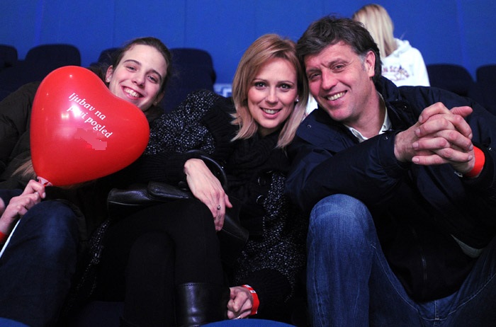 Zagreb, 140212.Ledena dvorana Dom Sportova.Regionalna hokejaska Ebel liga, posljednje 54. kolo izmedju Medvescaka i madjarskog Sapa Fehervara AV19. Nakon cega slijedi play off natjecanje.Na slici: Dubravko Simenc bivsi vaterpolist, sa obitelji dosli na Valentinovo na hokej.Foto: Drago Sopta / CROPIX