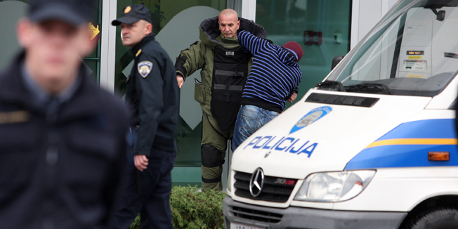 Zagreb, 051214.Ilica 253.Nepoznati pocinitelj je navodno postavio bombu u Splitsku banku na Crnomercu te prijeti aktivacijom. Stambena zgrada u kojoj se nalazi Splitska banka je evakuirana.Foto: Davor Pongracic / CROPIX