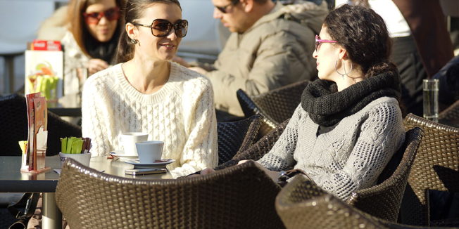 Zagreb, 031213.Cvjetni trg.Sunacano popodne gradjani su iskoristili za hvatanje zraka sunca na terasama kafica.Foto: Marko Todorov / CROPIX