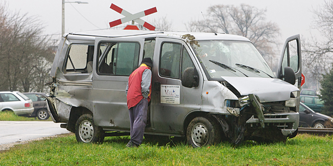 privlaka, 081214.Jutros oko 6,30 sati na zeljeznicko-cestovnom prijelazu u Privlaci na pruzi Vinkovci  Gunja putnicki vlak  udario je u kombi u kojem je bilo devet osoba od kojih je cetvero ozlijedjeno.Na fotografiji: kombi u kojega je udario putnicki vlak.Foto: Vlado Kos / Cropix