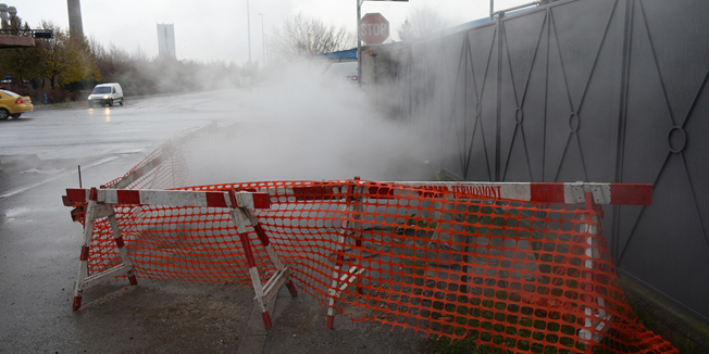 Zagreb, 091214. Krizanje Selske i Lovrecanske.Zbog puknuca vrelovoda sinoc je oko 40.000 Zagrepcana u zapadnom dijelu grada ostalo bez grijanja. Radovi bi se trebali zavrsiti oko podneva.Na fotografiji: cijevi iz kojih izlazi para.Foto: Goran Mehkek / CROPIX