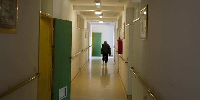 Djakovacka Breznica, 110912.Zbog katastrofalnih uvjeta u kojemu je zivjelo 129 psihickih bolesnika Ministarstvo socijalne politike zatvorilo je Dom za psihicki bolesne odrasle osobe u Djakovackoj Breznici.Svih 129 psihickih bolesnika je autobusima hitno premjesteno u pet domova za psihicke bolesnike diljem Hrvatske.Na fotografiji:Hodnik doma.Foto: Vlado Kos / Cropix