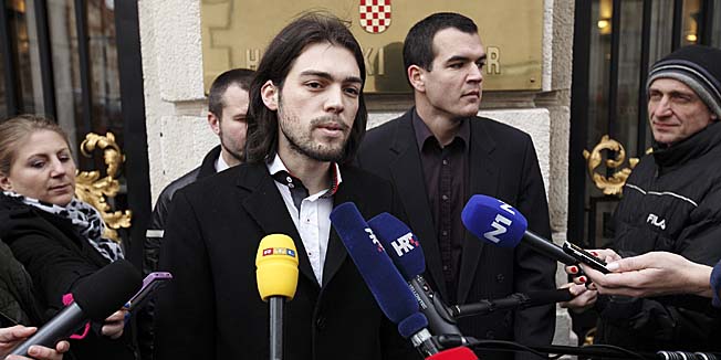 Zagreb, 091214.Predsjednicki kandidat Ivan Vilibor Sincic odrzao je konferenciju za medije kojom je sluzbeno zapoceo svoju kampanju. Prozvao je vladajuce ispred Hrvatskog sabora za 500 000 glasaca duhova, naime u hrvatskoj je oko 3,5 milijuna punoljetnih gradjana, a oko 4 milijuna biraca s prijavljenim prebivalistem u RH.Na fotografiji: Ivan Vilibor Sincic.Foto: Dragan Matic / CROPIX