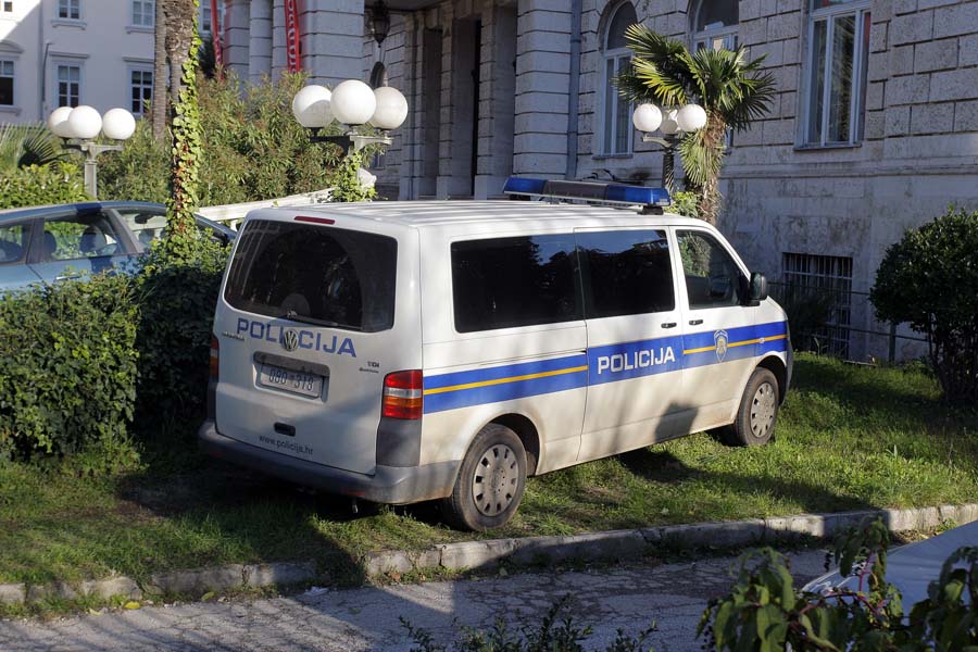 Pula, 091214. Policijsko vozilo neobicno parkirano na uredjenoj zelenoj povrsini u dvoristu Doma Hrvatskih branitelja. Foto: Goran Sebelic / CROPIX                              