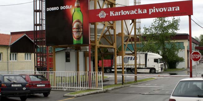 Karlovac, 290409.Policija i nadlezne inspekcijske sluzbe u Karlovackoj pivovari obavljaju ocevid nakon prijave Eko udruge PAN da se u krugu pivovare pivo iz cisterni izlijeva u kanalizaciju.Foto: Danijel Tuskan / Cropix