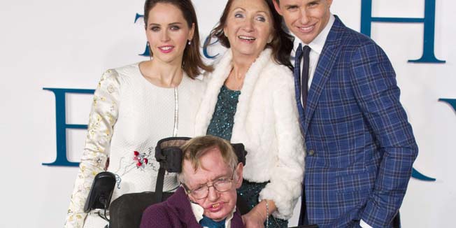 British scientist Stephen Hawking (2L), his former wife Jane (2R) and British actors Felicity Jones (L) and Eddie Redmayne (R) attend the UK premiere of the film 'The Theory of Everything' in London on December 9, 2014. The film is based on the memoir Travelling to Infinity: My Life with Stephen, by Jane Hawking, and stars Eddie Redmayne protraying the renowned astrophysicist Stephen Hawking. AFP PHOTO / JUSTIN TALLIS
