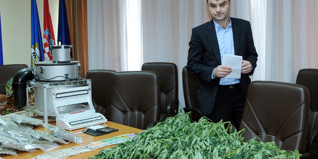 Zagreb, 101214.PU Zagrebacka, Matice Hrvatske 4.Konferencija za medije povodom dovrsenog kriminalistickog istrazivanja tijekom kojega je zaplijenjena veca kolicina droge.Na fotografiji: Drazen Milicevic, zaplijenjena droga.Foto: Damir Krajac / CROPIX