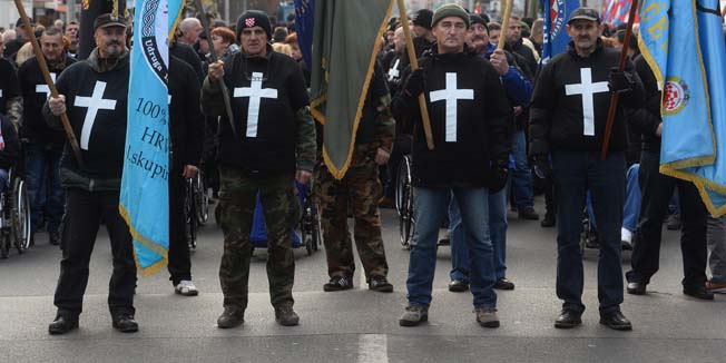 Zagreb, 101214.Savska.Hrvatski branitelji, veterani i ratni vojni invalidi iz Domovinskog rata i clanovi njihovih obitelji okupljeni u Savskoj 66, koji 52. dan prosvjeduju u braniteljskom satoru ispred Ministarstva branitelja, odrzali su skup pod nazivom Jedan kriz za jedan zivot, kako bi upozorili na potrebu ucinkovitijih mjera sprjecavanja suicida hrvatskih branitelja iz Domovinskog rata i clanova njihovih obitelji.Foto: Goran Mehkek / CROPIX