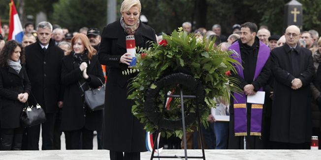 Zagreb, 101214.Hrvatska demokratska zajednica obiljezila je 15. obljetnicu smrti prvoga predsjednika Republike Hrvatske i utemeljitelja HDZ-a dr. Franje Tudjmana polaganjem vijenaca na njegov grob na zagrebackom groblju Mirogoju.Na fotografiji: Kolinda Grabar Kitarovic.Foto: Dragan Matic / CROPIX